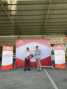 Bàn giao xe Tera100 thùng composite tại Teraco Bình Thuận